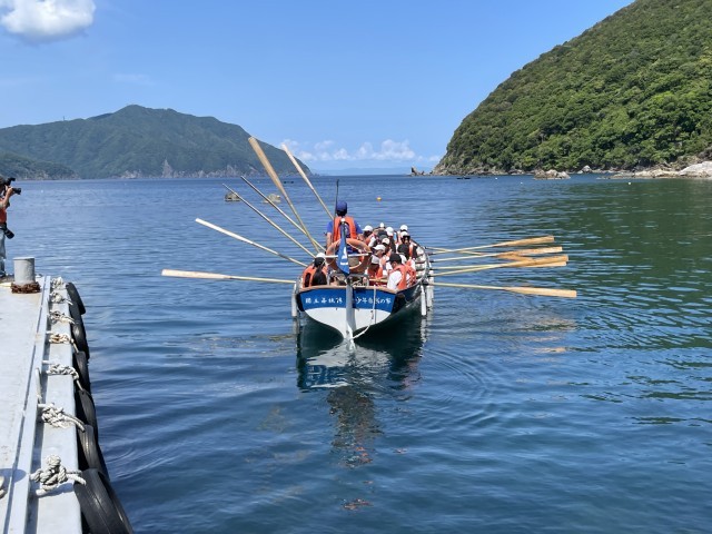 波も穏やかで、最高の天気の中、カッター活動が始まりました。みんなで声を揃えて頑張ります！